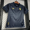 Kit Infantil Juventus Third III 2024/25 Adidas oficial, camisa com cores alternativas e escudo da Juventus em destaque, shorts e meias combinando, uniforme completo para crianças de 3 a 13 anos
