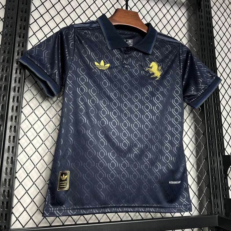 Kit Infantil Juventus Third III 2024/25 Adidas oficial, camisa com cores alternativas e escudo da Juventus em destaque, shorts e meias combinando, uniforme completo para crianças de 3 a 13 anos