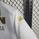 Camisa Venezia Away II 2023/24 Kappa Torcedor Masculina Branca – Manga Longa, uniforme masculino de futebol, tecido leve e respirável, escudo do Venezia em destaque, design moderno e exclusivo.