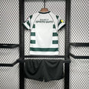 Kit Infantil Retrô Sporting CP Home I 2001/03 Reebok verde e branco com camisa e short, listras clássicas, ideal para pequenos torcedores e colecionadores do clube português."