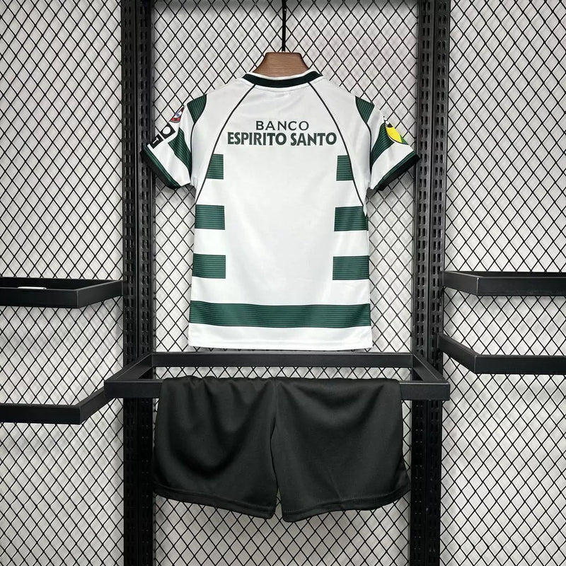 Kit Infantil Retrô Sporting CP Home I 2001/03 Reebok verde e branco com camisa e short, listras clássicas, ideal para pequenos torcedores e colecionadores do clube português."
