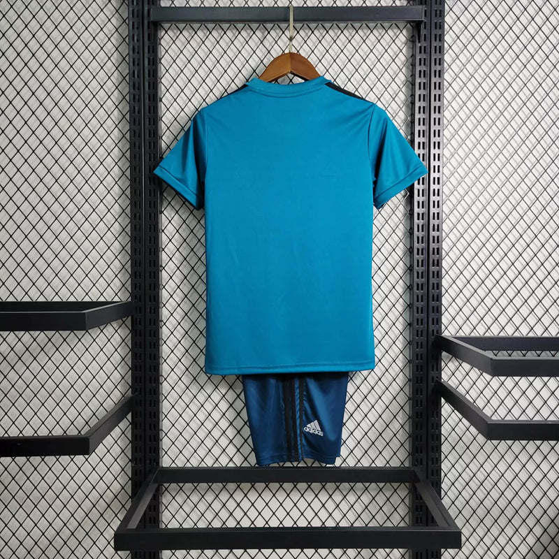 Kit Infantil Real Madrid Retrô Away II 2017/18 Adidas oficial com camisa preta, shorts e meias, escudo do Real Madrid em destaque, design clássico e confortável para crianças de 3 a 13 anos"