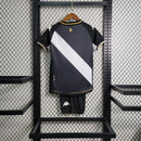 Kit Infantil Vasco Home 2023/24 Kappa oficial – uniforme completo com camisa branca faixa diagonal preta e short, ideal para pequenos torcedores vascaínos"
