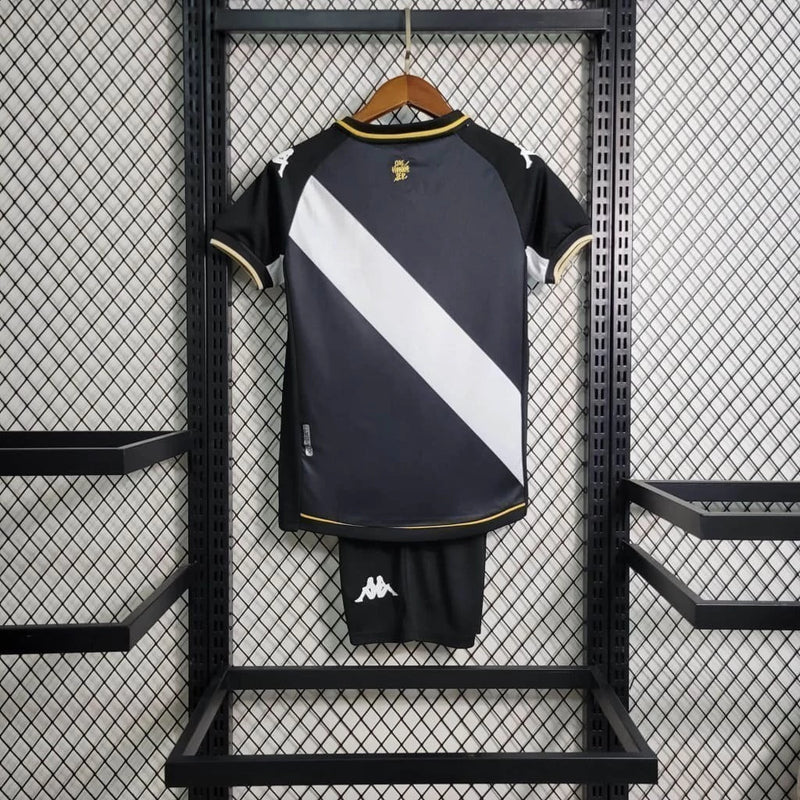 Kit Infantil Vasco Home 2023/24 Kappa oficial – uniforme completo com camisa branca faixa diagonal preta e short, ideal para pequenos torcedores vascaínos"

