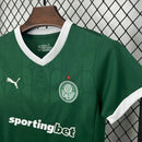 Kit Infantil Palmeiras Home (1) 2025/26 Puma – uniforme oficial infantil com camisa verde, short branco e meião, ideal para pequenos torcedores do Verdão.