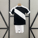Kit Infantil Vasco Home (1) 2024/25 Kappa – uniforme oficial infantil com camisa branca e faixa diagonal preta, escudo bordado e short, ideal para pequenos torcedores do Vasco da Gama."
