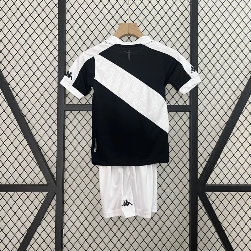 Kit Infantil Vasco Home (1) 2024/25 Kappa – uniforme oficial infantil com camisa branca e faixa diagonal preta, escudo bordado e short, ideal para pequenos torcedores do Vasco da Gama."
