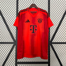 Camisa Bayern de Munique Home 2024/25 Torcedor Masculina Adidas oficial vermelha com escudo bordado e detalhes em branco