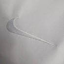 Camisa retrô Corinthians 2024 Nike nas cores preta e branca, com escudo monocromático e design dividido verticalmente, pendurada em arara de loja."