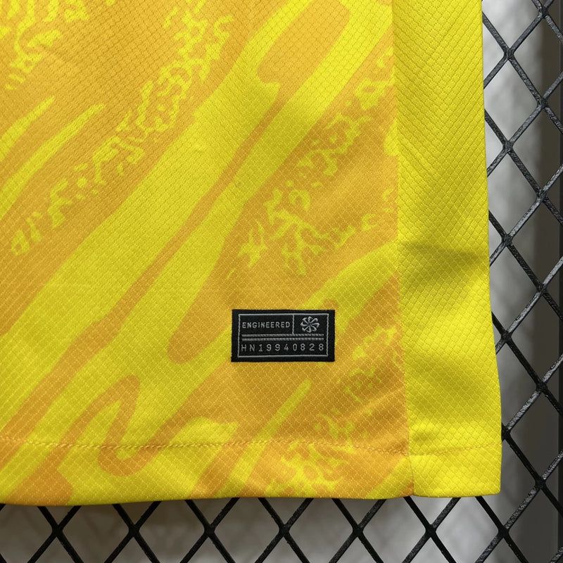 Detalhe do escudo bordado Corinthians na camisa de goleiro 2024 Nike