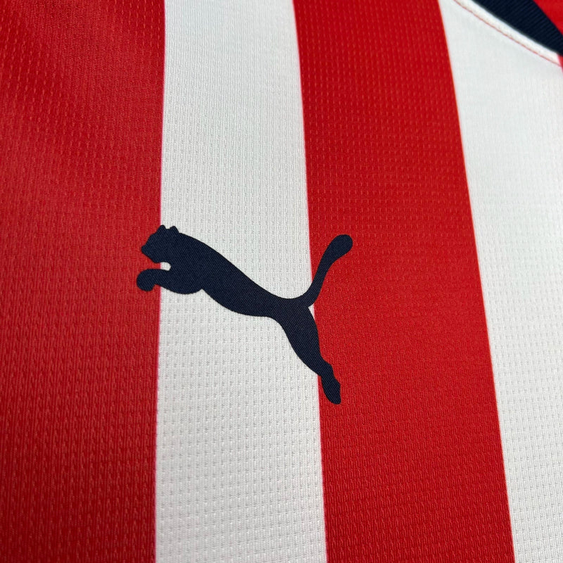 Camisa Chivas Guadalajara Home I 2024/25 Puma Torcedor Masculina Vermelha e Branca, listrada, escudo bordado, uniforme mexicano, futebol"