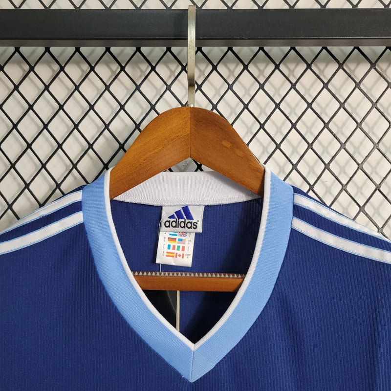 "Camisa Argentina Away II 1998/99 Adidas Retrô Masculina, poliéster leve, gola clássica, listras Adidas e cores tradicionais da seleção argentina, ideal para colecionadores e torcedores de futebol.