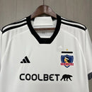 Camisa Colo-Colo Home I 2024/25 Adidas Torcedor Masculina branca, uniforme principal do clube chileno, design clássico com escudo do Colo-Colo e logo Adidas, ideal para torcedores e colecionadores.