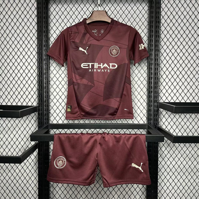 Kit Infantil Manchester City Third III 2024/25 Puma vinho - camisa e short infantil oficial do Manchester City, terceira camisa 2024/25 na cor vinho, ideal para pequenos torcedores
