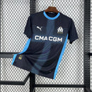 Camisa Olympique Marseille Away II 2025/26 Puma Torcedor Masculina Azul, com tecnologia dryCELL, escudo do OM aplicado e design moderno inspirado no Mediterrâneo.”