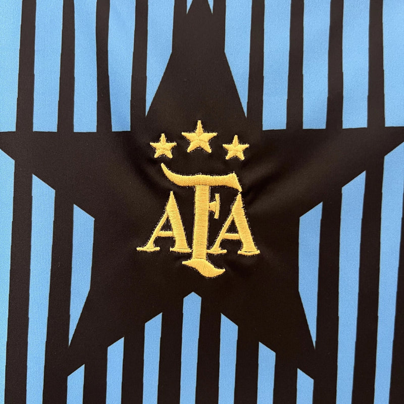 Camisa Argentina Pré-Jogo 2024/25 Adidas Torcedor Masculina azul celeste com detalhes brancos, tecido leve e respirável – ideal para treinos, pré-jogo e uso casual.
