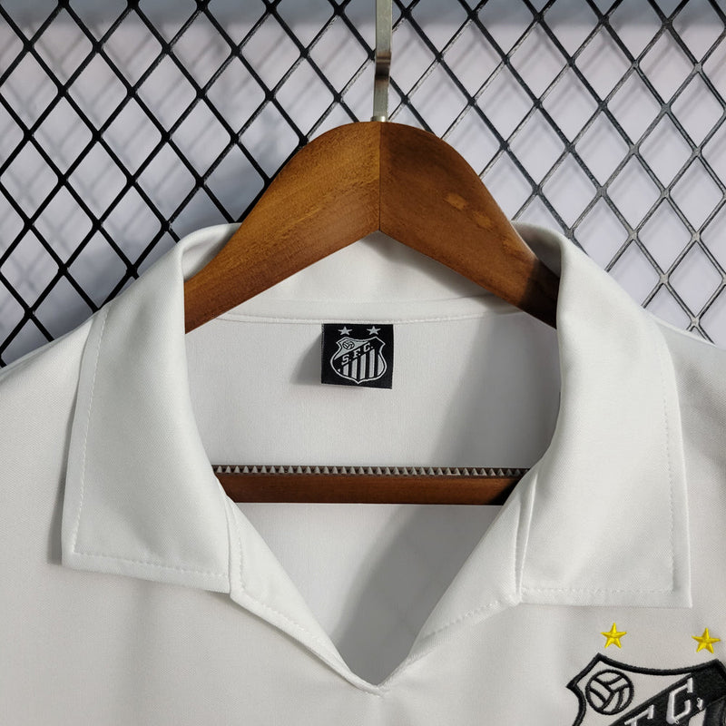 Camisa Santos Retrô 1970 Torcedor Masculina Branca com escudo antigo bordado, gola polo e design clássico inspirado na era de Pelé