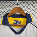 Camisa Parma Away II 2003/04 Retrô Masculina Branca com detalhes azuis e dourados, escudo histórico bordado e design clássico inspirado na era de ouro do clube.”