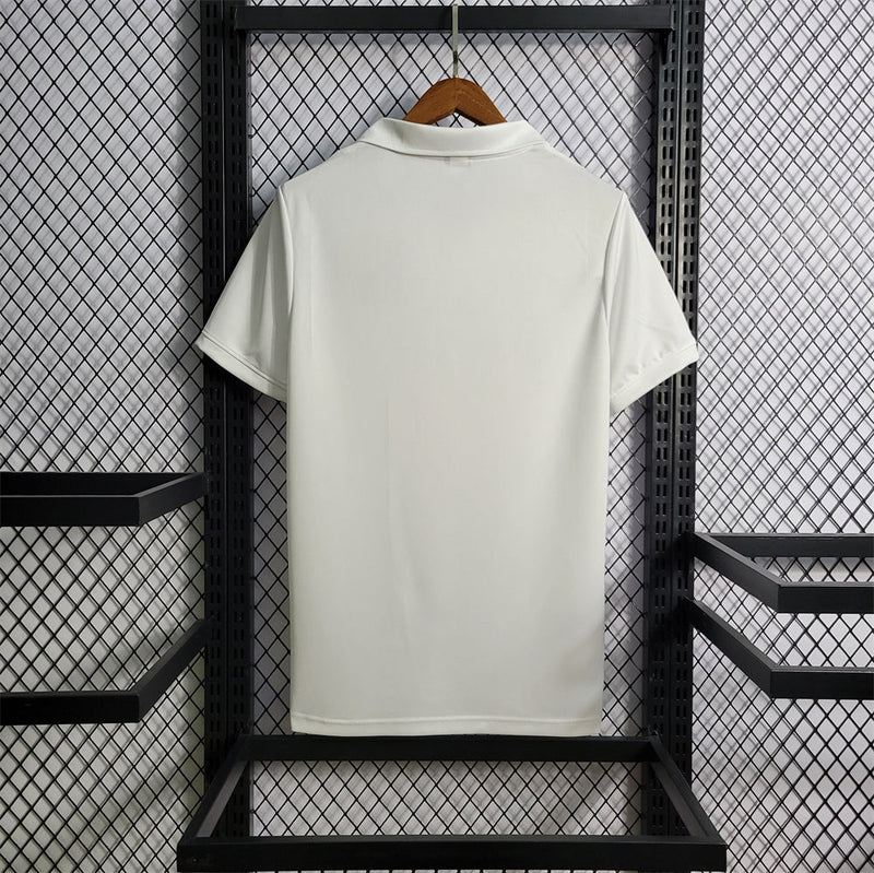 Camisa Santos Retrô 1970 Torcedor Masculina Branca com escudo antigo bordado, gola polo e design clássico inspirado na era de Pelé