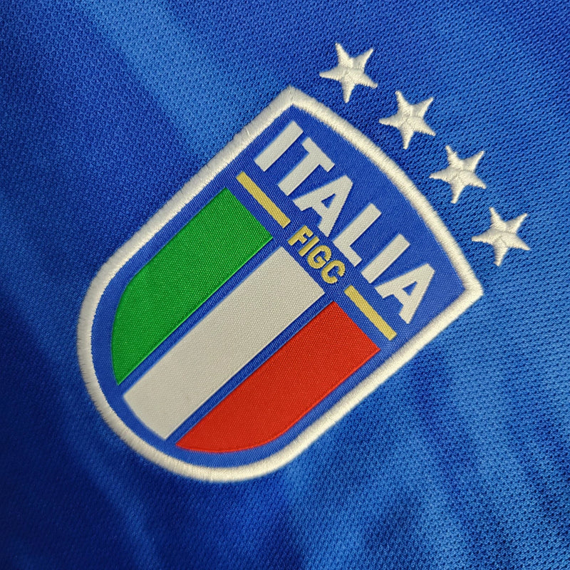 Camisa Itália Home I 2023/24 Adidas Torcedor masculina, azul, com escudo da seleção italiana no peito e três listras Adidas nos ombros, feita em tecido leve e respirável, modelo com caimento torcedor mais solto e confortável, ideal para torcer com estilo e autenticidade.”