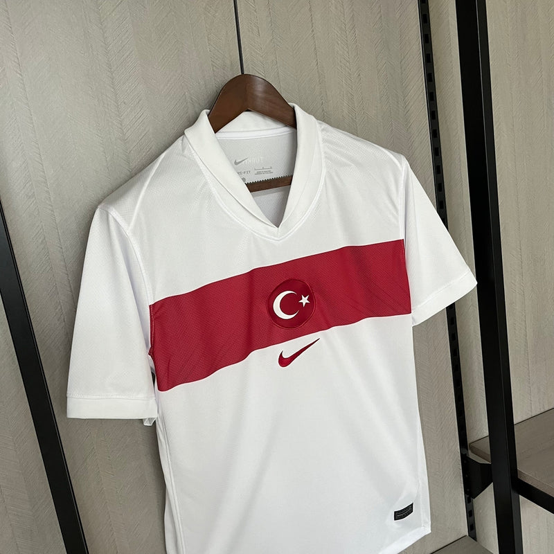 Camisa Turquia Home I 2024/25 Nike masculina branca com detalhes vermelhos, gola careca e tecido leve respirável para torcedores"
