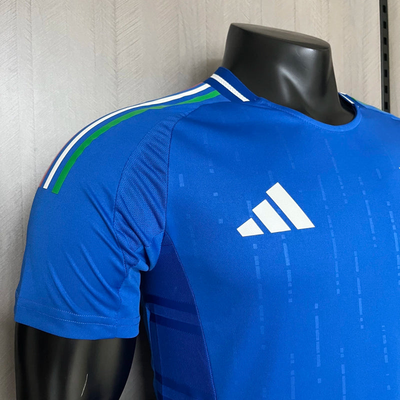 Camisa Itália Home I 2024/25 Adidas Jogador Masculina, azul, modelo slim fit de alta performance, com escudo da seleção italiana e logo Adidas em destaque, feita em tecido leve, respirável e usado pelos atletas.”
