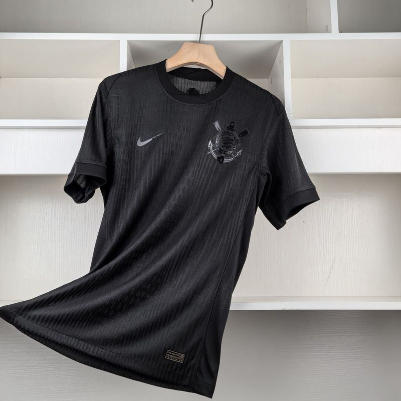 Camisa Corinthians Away II 2024/25 Nike Torcedor Masculina - modelo preto, uniforme de visitante do Timão, escudo do clube e logo Nike em destaque.