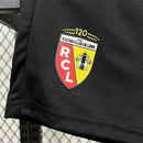 Kit Infantil RC Lens Away II 2025/26 Puma, camisa e shorts oficiais em vermelho e amarelo, disponível para crianças de 3-4 a 12-13 anos, confortável e ideal para pequenos torcedores."