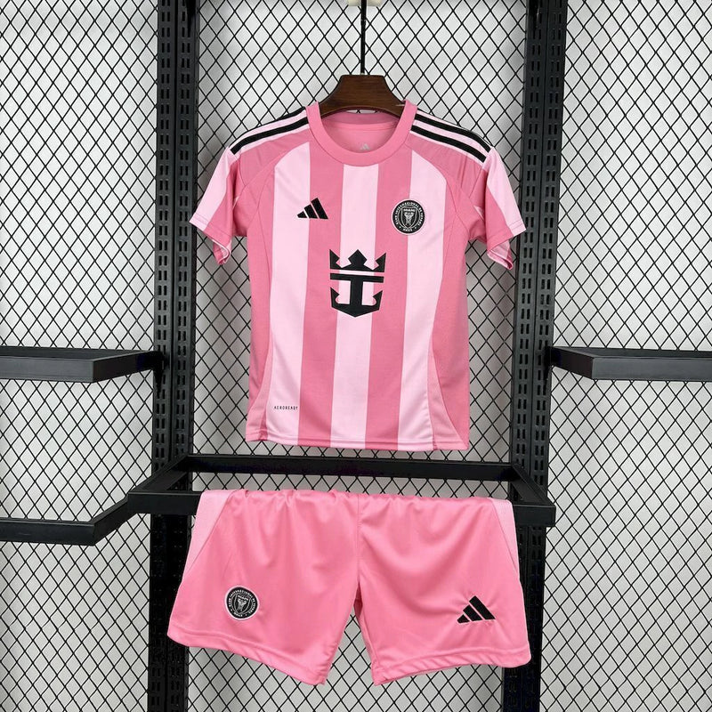 Kit Infantil Inter Miami Home 2025/26 Adidas rosa e preto com camisa e short, ideal para crianças de 3 a 13 anos – uniforme oficial do time de Lionel Messi com design moderno e confortável.