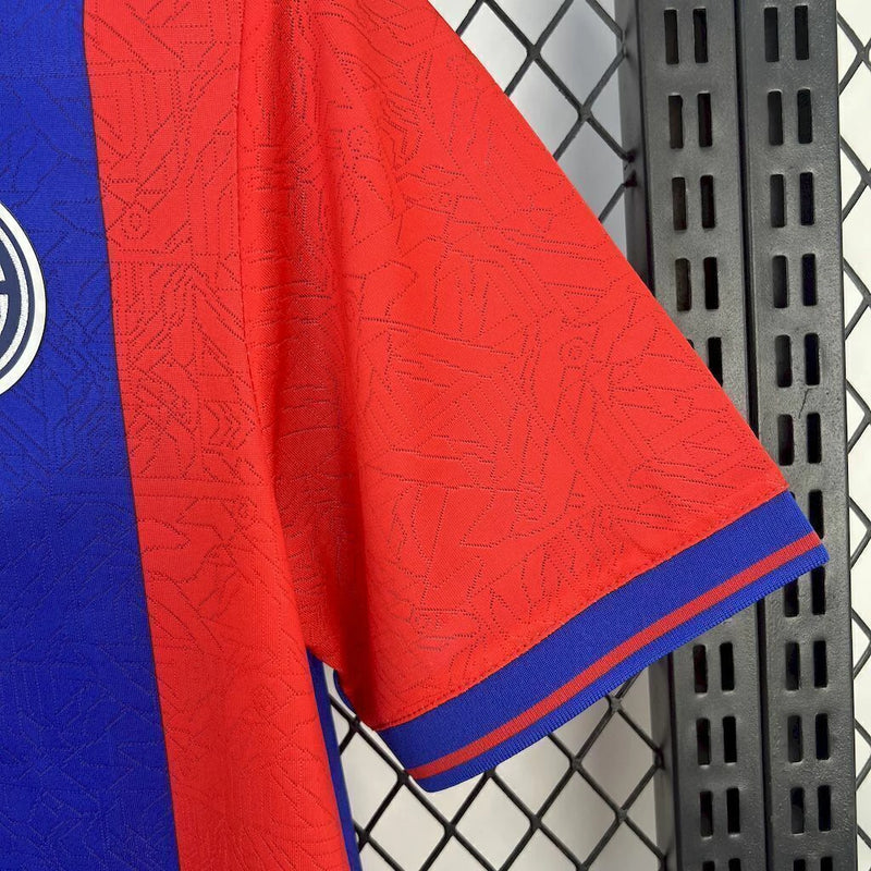 Camisa San Lorenzo Home I 2025/26 Torcedor Masculina azul com detalhes em vermelho, escudo estampado do clube argentino e tecido leve e respirável para torcedores."