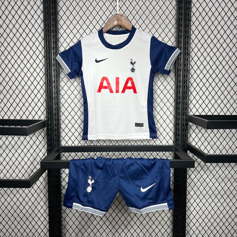 Kit Infantil Tottenham Home I 2024/25 Nike – uniforme oficial infantil com camisa e short brancos dos Spurs.