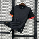 Camisa Galatasaray Leão 2025/26 Puma Torcedor Masculina Preta com detalhes em laranja e vermelho, escudo do clube, design moderno e confortável para torcedores apaixonados.”