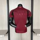 Camisa Bélgica Home I 2024/25 Adidas Jogador masculina, vinho, com escudo da seleção belga no peito, três listras Adidas nos ombros e tecnologia HEAT.RDY, modelo com caimento mais justo e tecido leve, ideal para máximo desempenho, treinos e colecionadores apaixonados.”