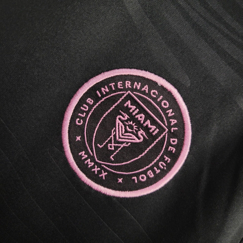 Kit Infantil Inter Miami Away 2024/25 Adidas – camisa rosa vibrante com detalhes em preto e shorts combinando, uniforme infantil oficial do Inter Miami, leve, respirável e confortável para crianças de 3 a 13 anos."