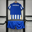 Kit Infantil FC Porto Home I 2024/25 New Balance, camisa azul e branca com listras verticais, escudo oficial do clube, tecido leve e confortável, conjunto completo com shorts para crianças de 3 a 13 anos
