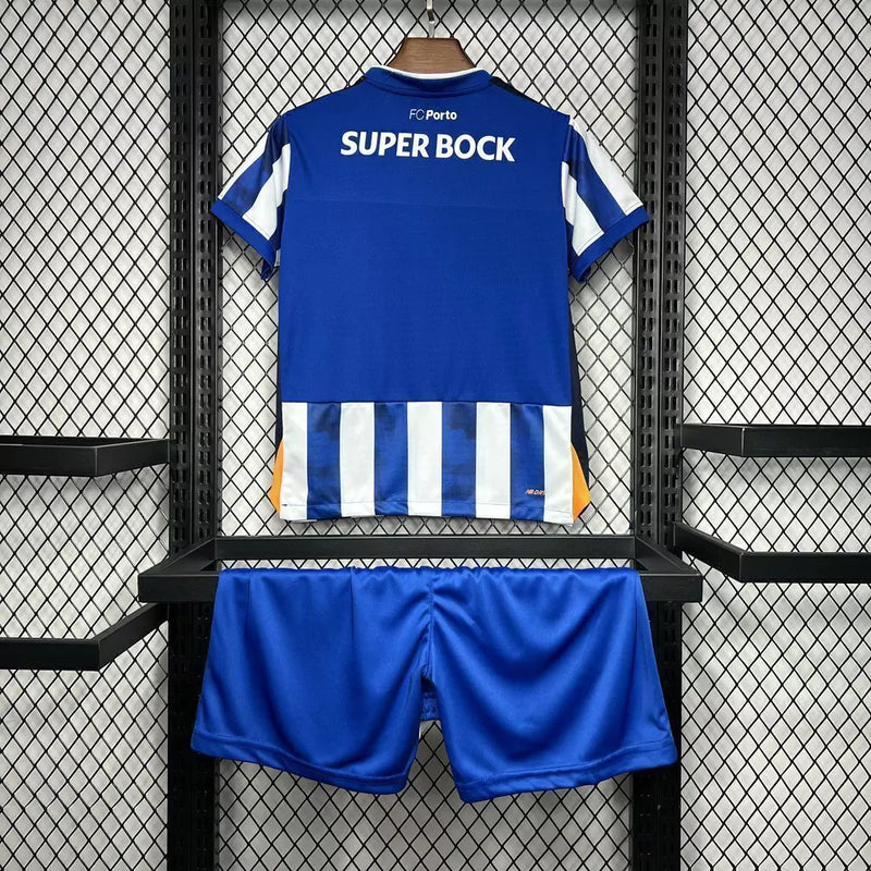 Kit Infantil FC Porto Home I 2024/25 New Balance, camisa azul e branca com listras verticais, escudo oficial do clube, tecido leve e confortável, conjunto completo com shorts para crianças de 3 a 13 anos

