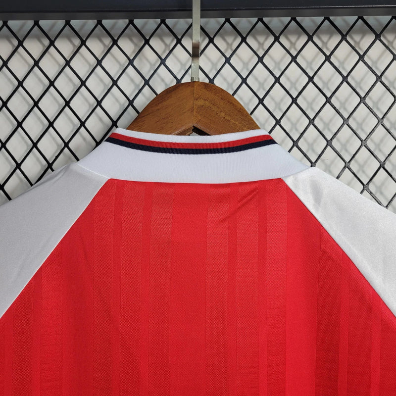 Camisa Arsenal Home I 1992/93 Adidas Retrô Masculina Vermelha com mangas brancas, gola polo, escudo bordado e logo Adidas, camiseta de futebol vintage para colecionadores e fãs do Arsenal"