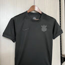 Uniforme infantil Corinthians away 2024/25 Nike preto conjunto com camisa e short, escudo do Corinthians e logo Nike aplicados, modelo reserva para criança apaixonadas pelo Timão 