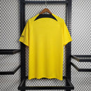 Camisa PSG Pré-Jogo 2023/24 Jordan Torcedor Masculina Amarela, design vibrante e moderno com tecido leve e confortável para torcedores do Paris Saint-Germain.”
