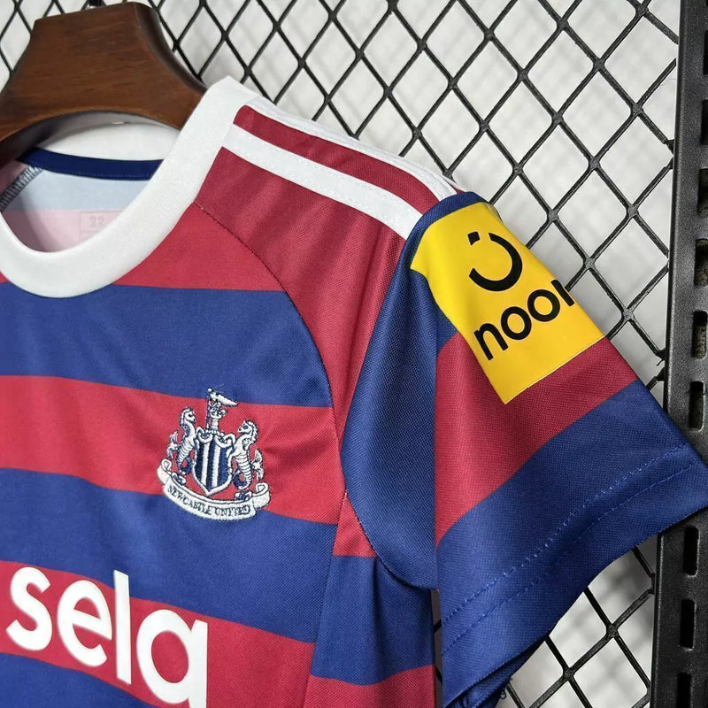 Kit Infantil Newcastle United Away II 2024/25 Adidas com camisa e short, tecido leve e respirável, ideal para pequenos torcedores dos Magpies com estilo e conforto."