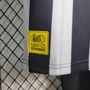 Kit Infantil Santos Away 2023/24 Umbro, camisa e short infantil oficial do Santos FC, uniforme reserva branco com detalhes em preto para crianças, ideal para torcedores mirins, produzido em poliéster com conforto e respirabilidade.