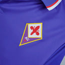 Camisa Fiorentina Home I 1995/96 Reebok Retrô Masculina na cor roxa, com gola clássica e escudo bordado, inspirada na temporada histórica do clube italiano, ideal para colecionadores e torcedores apaixonados pelo futebol retrô.