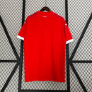 Camisa Suíça Home I 2023/24 Puma Torcedor Masculina, vermelha, com escudo da seleção suíça e logo Puma em destaque, feita em tecido leve e respirável, modelo masculino com caimento confortável, ideal para jogos e uso casual