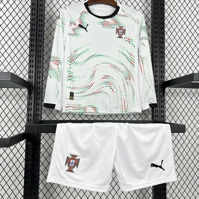 "Kit Infantil Portugal Away 2025/26 Puma Manga Longa – uniforme branco com detalhes verdes e vermelhos, modelo oficial para crianças de 3 a 13 anos.