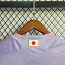 Camisa Japão Away II 2023/24 Adidas Torcedor Masculina na cor rosa, uniforme da seleção japonesa de futebol, modelo com tecnologia AEROREADY, leve, confortável e ideal para torcedores e colecionadores.