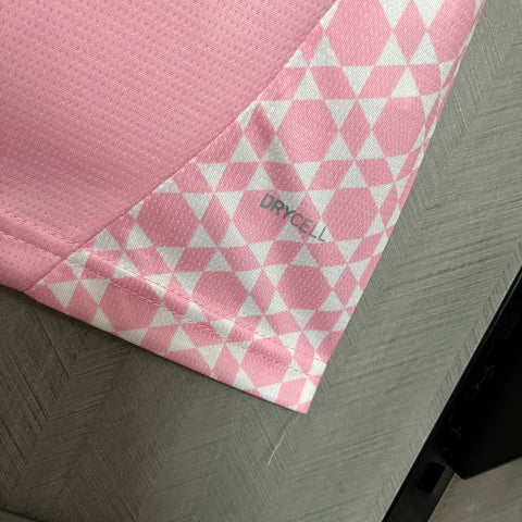 Camisa Palermo Home I 2024/25 Puma Torcedor Masculina rosa com escudo bordado no peito, logo Puma em destaque, gola redonda moderna e tecido respirável dryCELL, perfeita para torcedores que querem estilo, conforto e tradição do clube italiano.