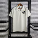 Camisa Santos Retrô 1970 Torcedor Masculina Branca com escudo antigo bordado, gola polo e design clássico inspirado na era de Pelé