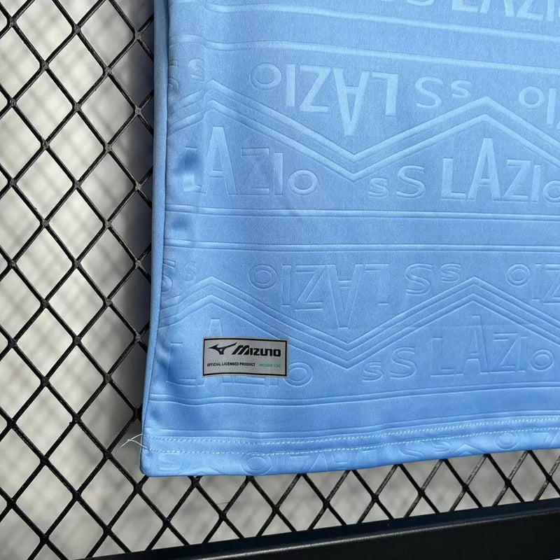 Kit Infantil Lazio Home I 2024/25 oficial, camisa celeste com escudo da Lazio em destaque, shorts combinando, uniforme completo para crianças de 3 a 13 anos"