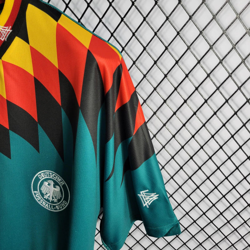Camisa Alemanha Away II 1994/95 Adidas Retrô Masculina branca com detalhes em preto e vermelho, tecido leve e respirável, corte masculino – ideal para torcer, colecionar e uso casual.