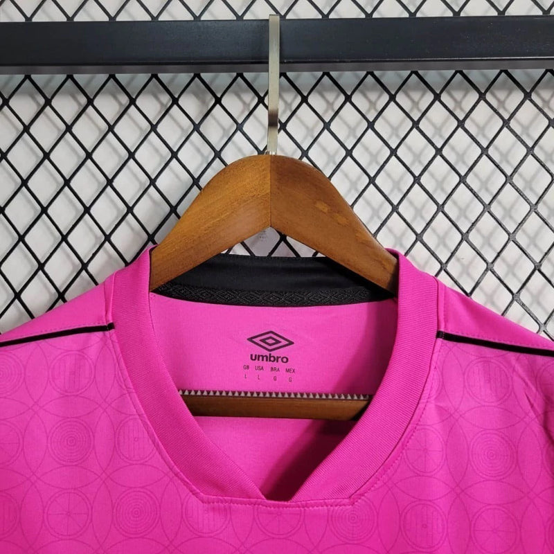 Camisa Athletico Paranaense Outubro Rosa 2023/24 Umbro Torcedor Masculina rosa vibrante com escudo oficial bordado e logo Umbro estampado, edição especial de conscientização contra o câncer de mama.